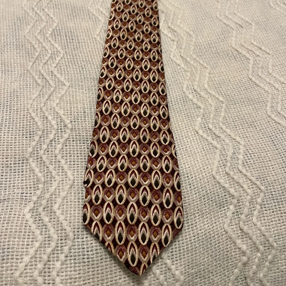 #744. Hunting Horn burgundy & Green Design Tie.